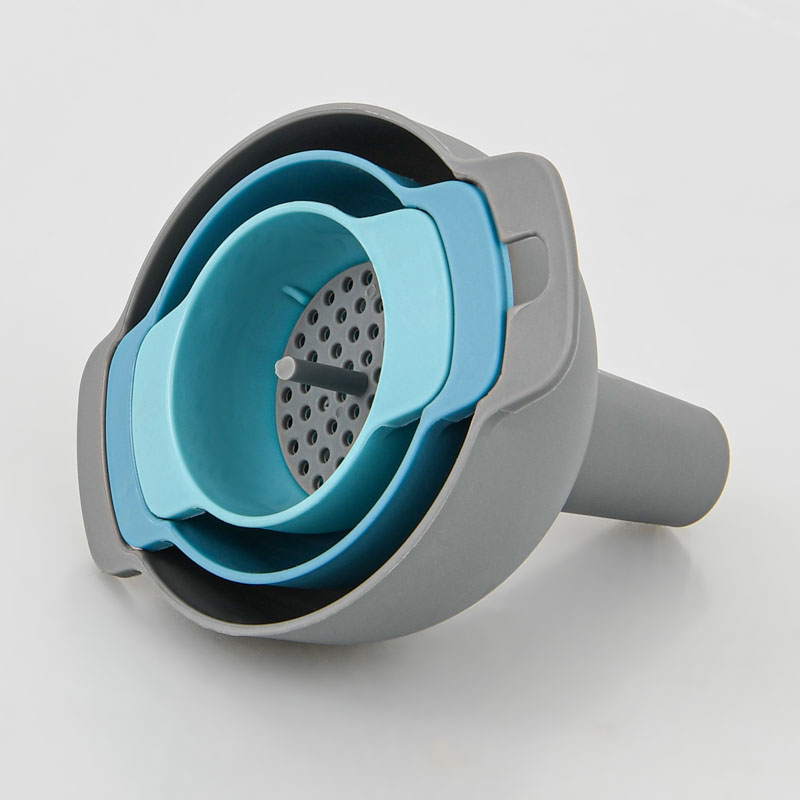 Set de 3 entonnoirs et 1 passoire