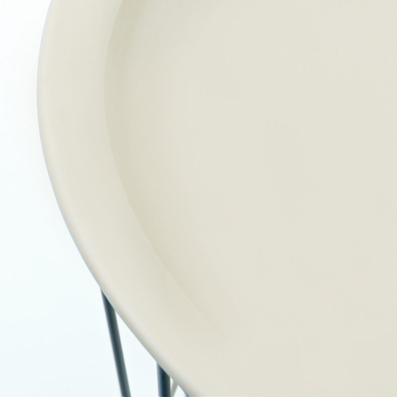 Table filaire en métal blanc