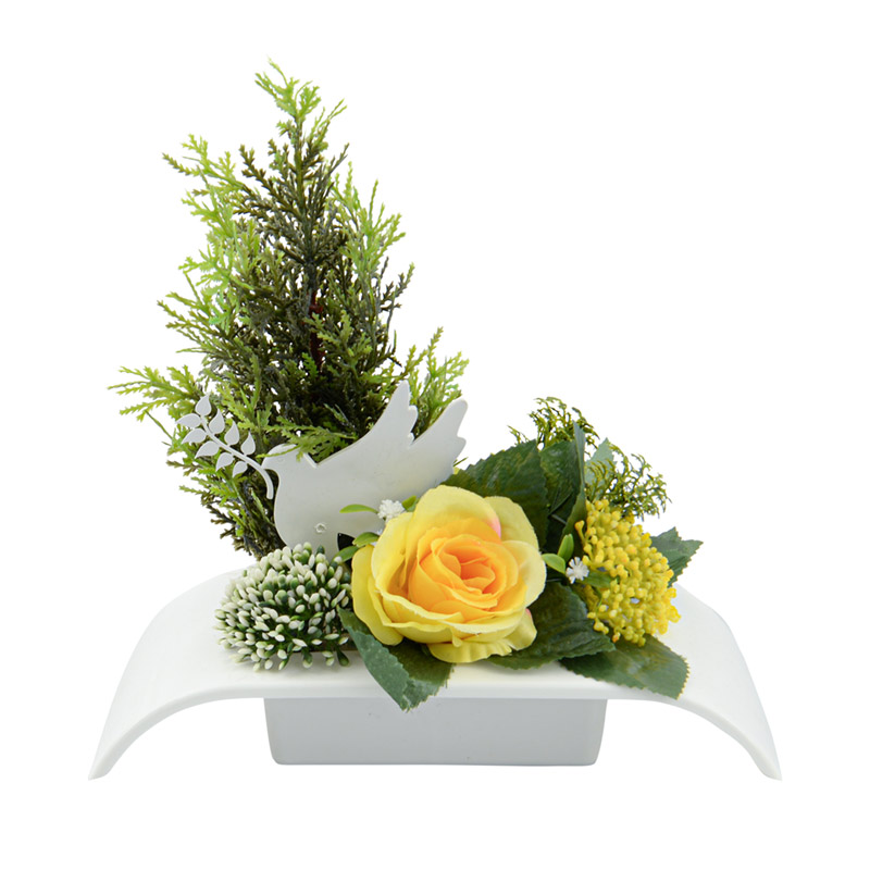 Composition florale jaune sur plateau