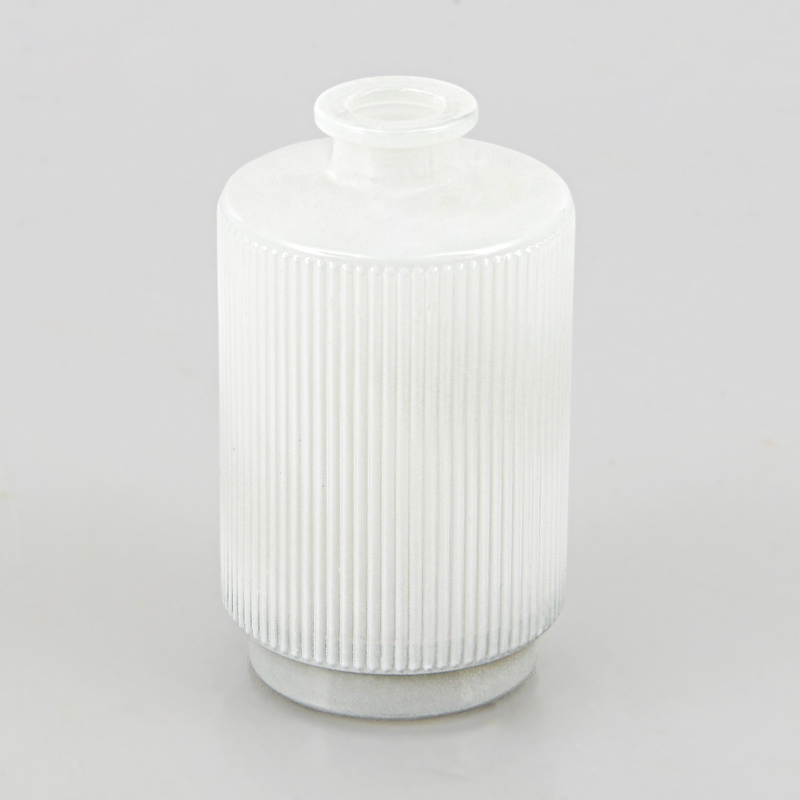 Petit vase strié blanc