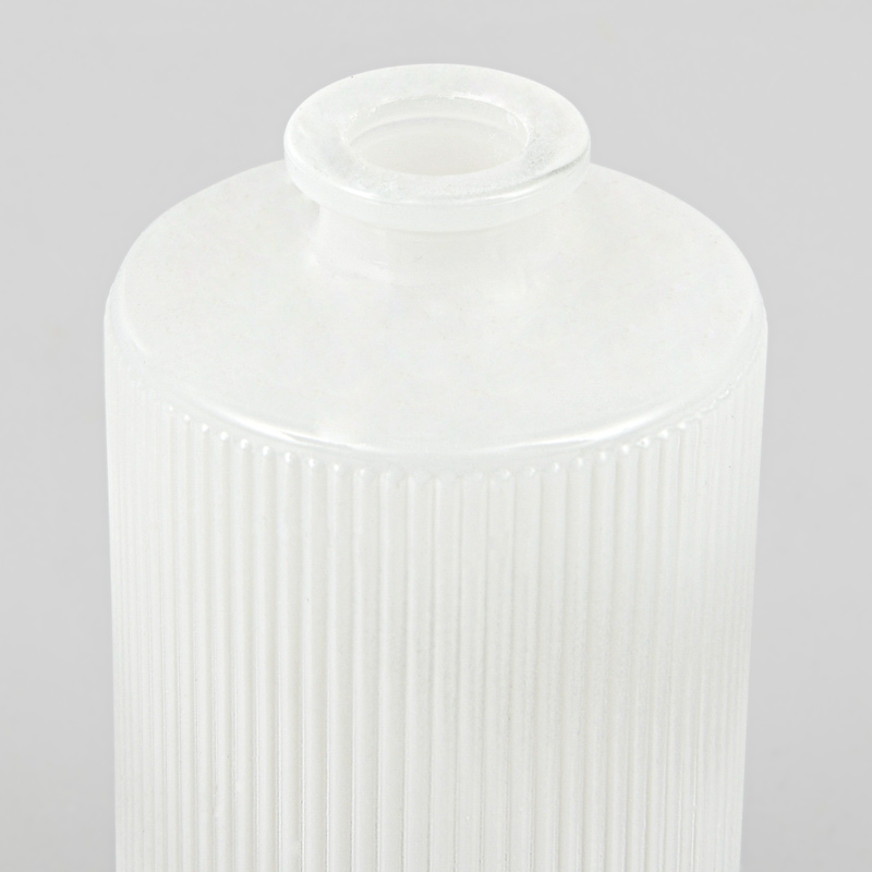 Petit vase strié blanc