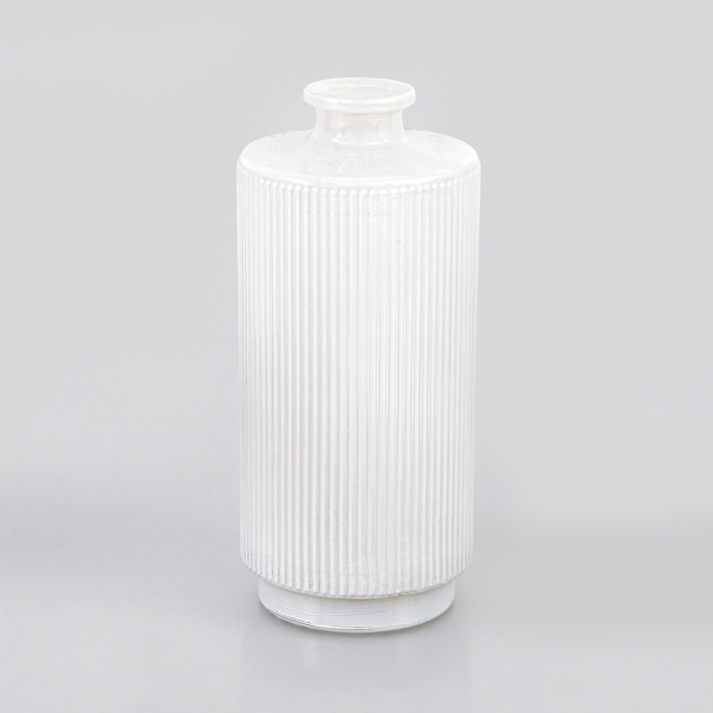 Petit vase strié blanc