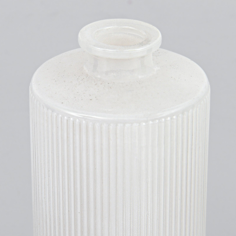 Petit vase strié blanc