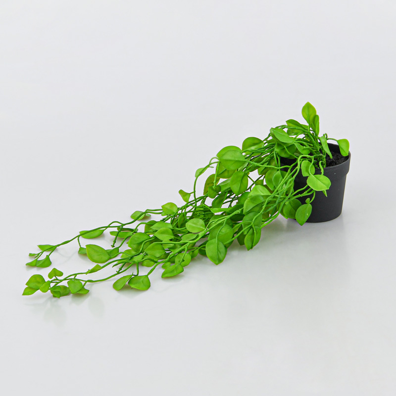 Chute de plantes artificielles en pot