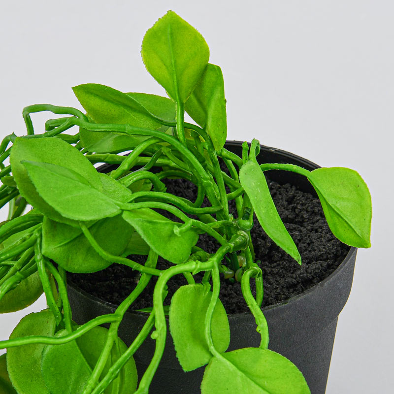 Chute de plantes artificielles en pot