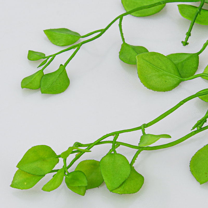 Chute de plantes artificielles en pot