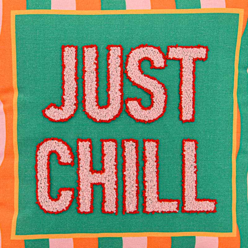 Coussin tufté imprimé 'Just Chill' 