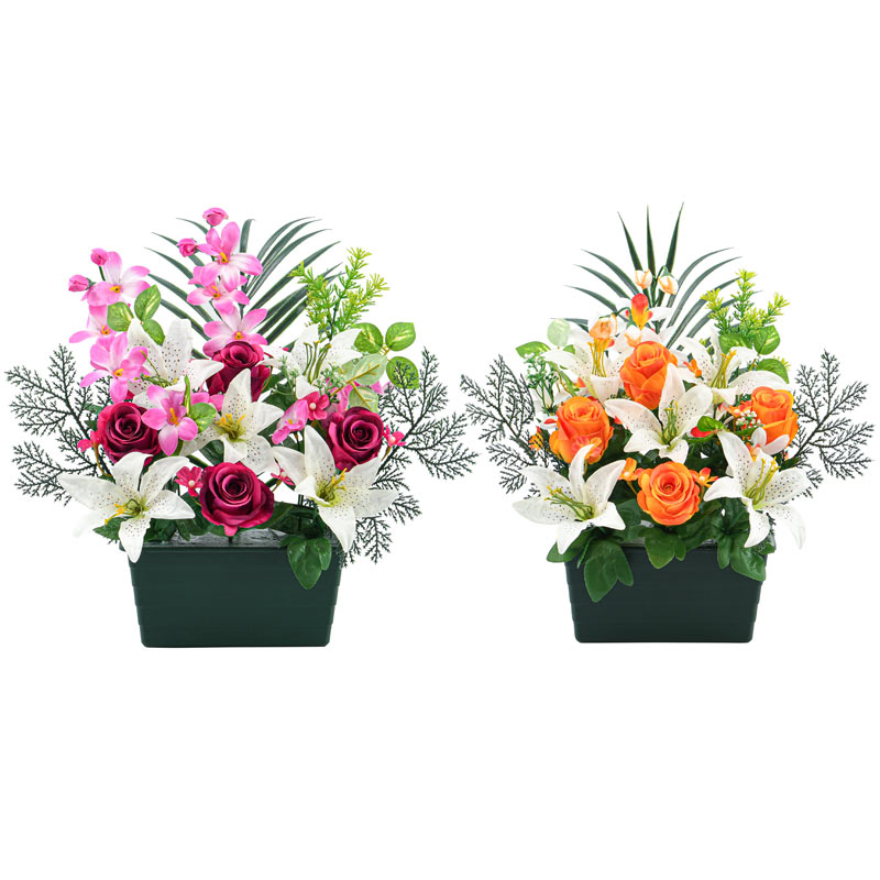 Jardinière de boutons de roses et orchidées