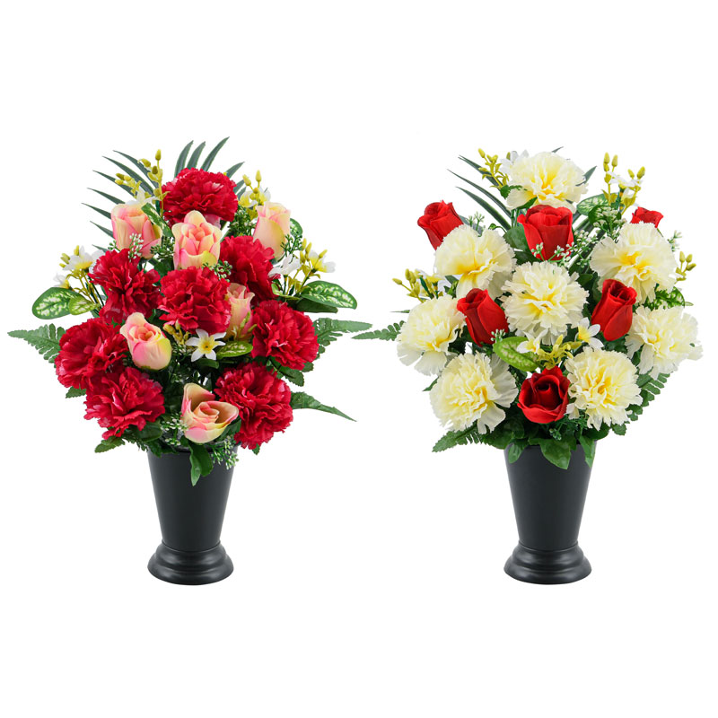 Vase lesté de boutons de roses et oeillets