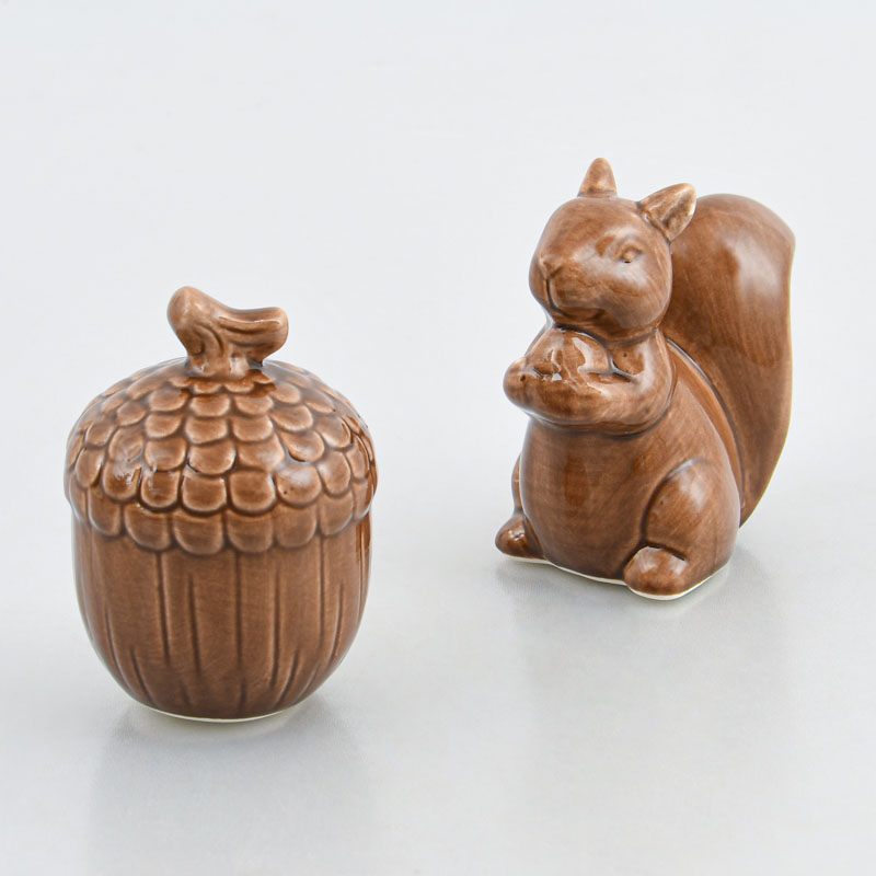 Ecureuil à poser 'Coeur d'Automne' marron