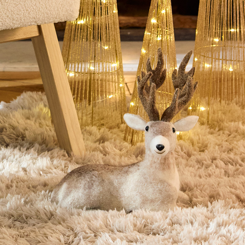 Renne couché beige