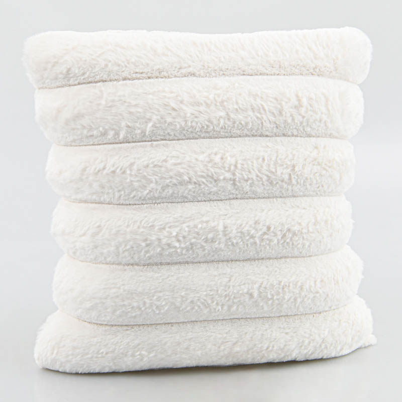 Coussin imitation fourrure 'Astrid' écru