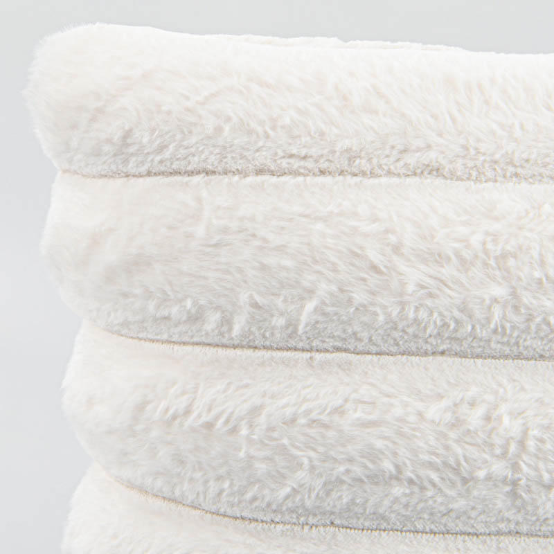 Coussin imitation fourrure 'Astrid' écru