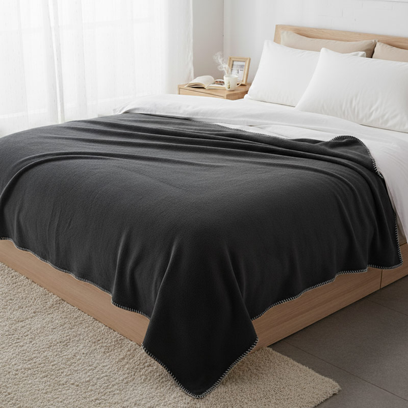 Couverture polaire 'Maia' noire 