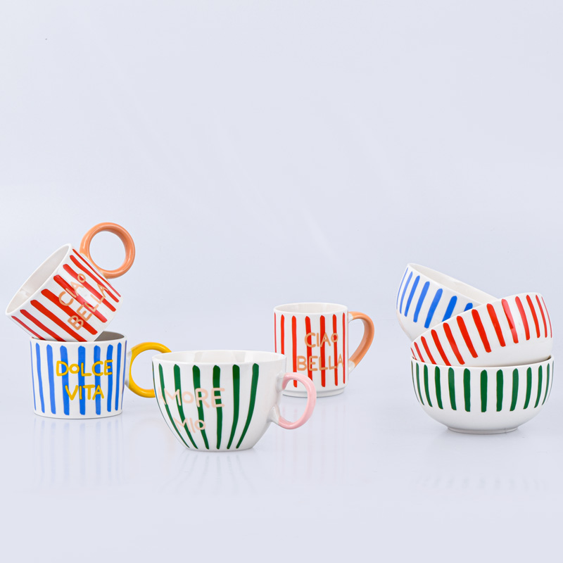 Tasse 'Dolce Vita' rayée bleu et jaune 32cl 