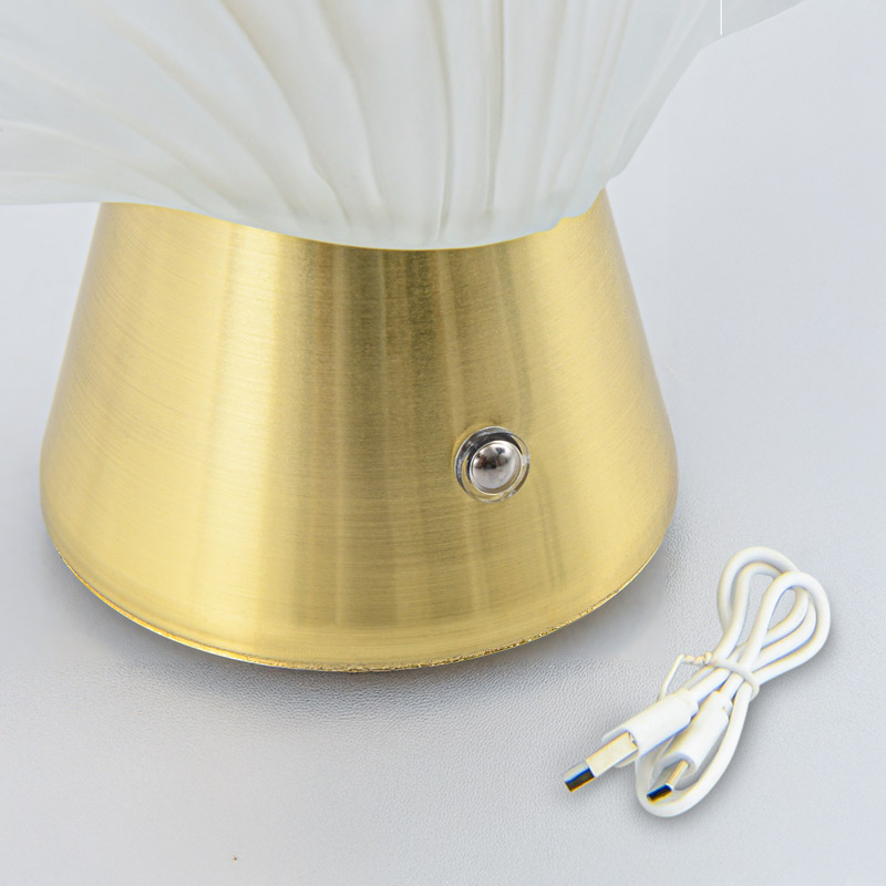 Lampe coquillage 'Bord de Mer' blanche dorée