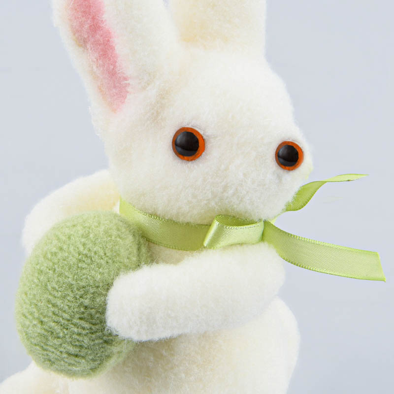 Lapin avec oeufs à poser