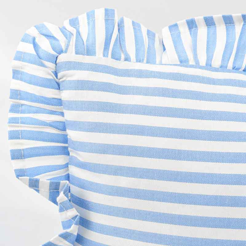 Coussin 'Judy' à volants et lignes bleus