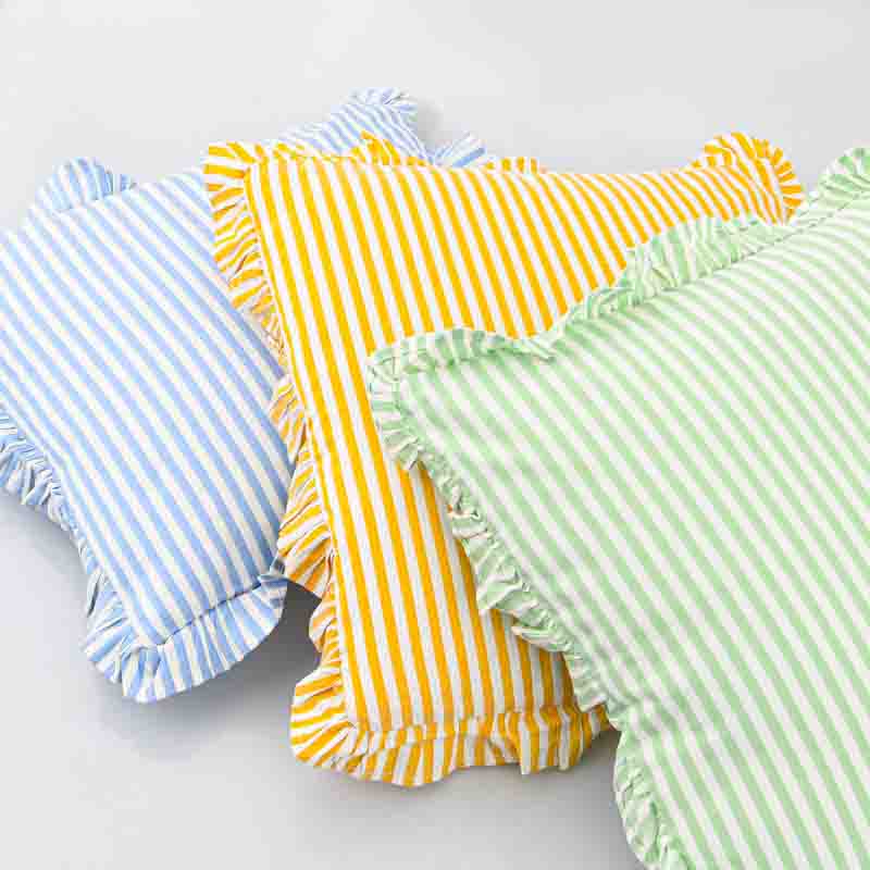 Coussin 'Judy' à volants et lignes jaunes