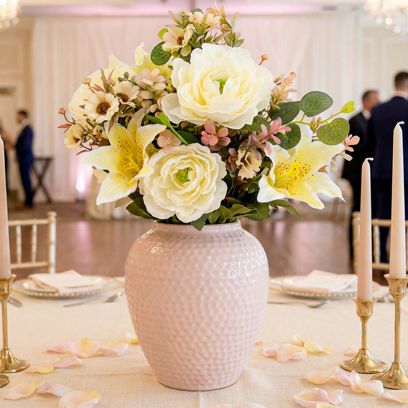 Bouquet haut de pivoines lys et eucalyptus 