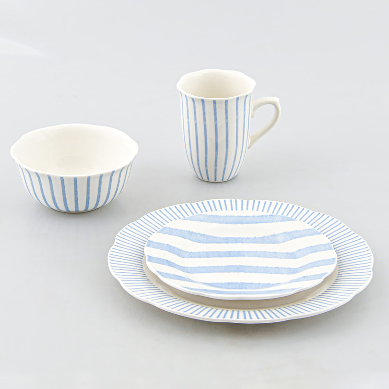 Assiette plate à lignes bleues 'Olynea'