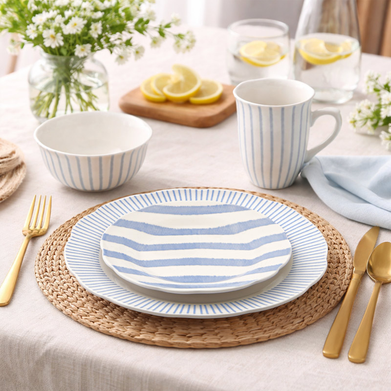 Assiette plate à lignes bleues 'Olynea'