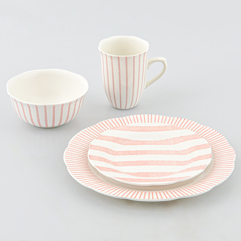 Assiette plate à lignes roses 'Olynea'