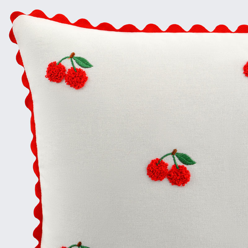Coussin brodé cerises blanc 45x45 cm