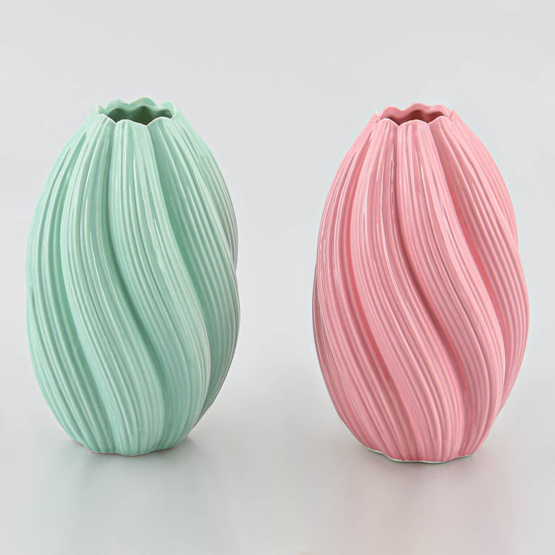 Vase torsadé en céramqiue