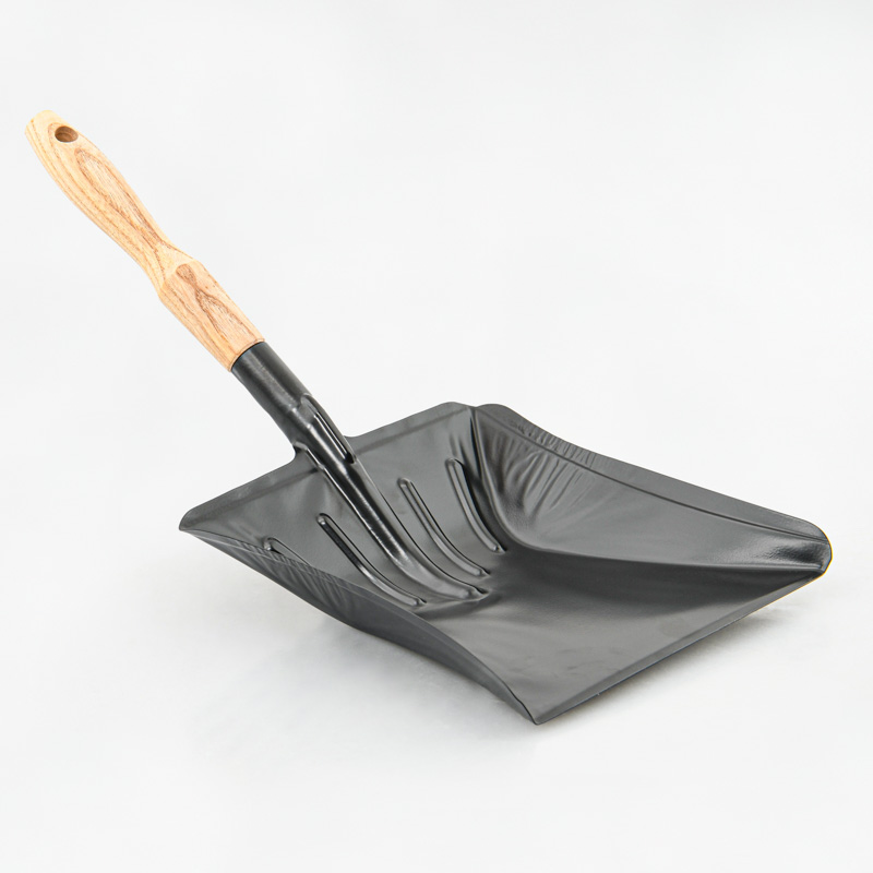 Pelle métal avec manche en bois