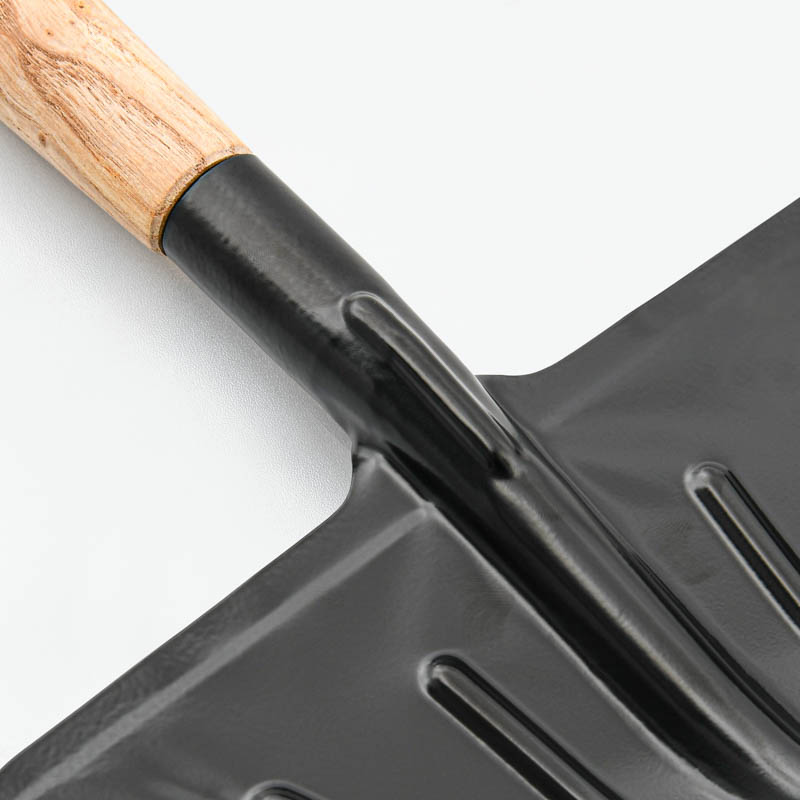 Pelle métal avec manche en bois