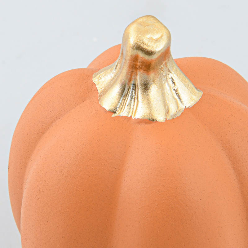 Petite citrouille orange clair en argile