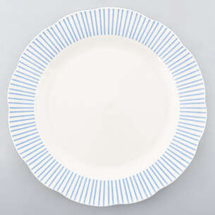 Assiette plate à lignes bleues 